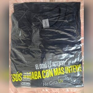 Hate is Loud, Jesus Loved Louder (Spanish Version) Unisex T-shirt Size M. New